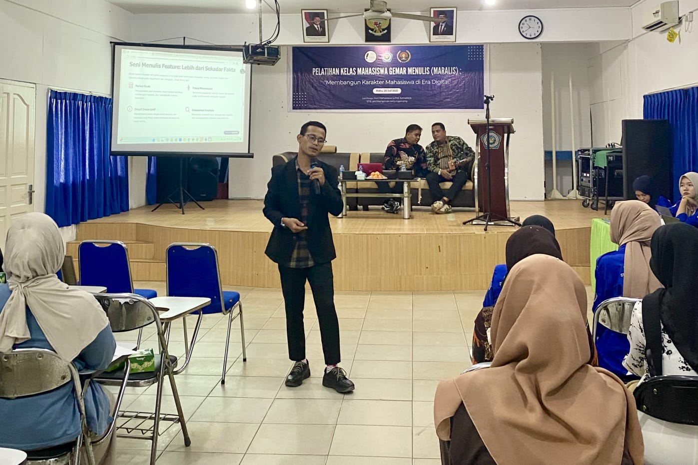 Ketua PWI Tanjungpinang, Suhardi, saat memberikan materi jurnalistik ke STIE Pembangunan Tanjungpinang, saat mengikuti pelatihan menulis berita yang digelar Lembaga Pers Mahasiswa (LPM) "Gemar Menulis" atau Maralis, Rabu, 23 Juli 2025. (f-istimewa)
