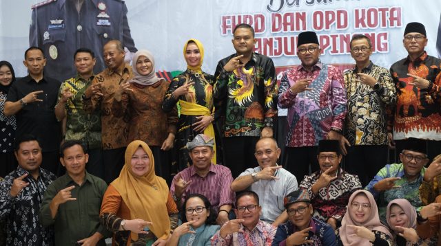 Wali Kota Tanjungpinang, H. Lis Darmansyah, S.H., menyambut Kepala Kejaksaan Negeri (Kejari) Tanjungpinang yang baru, Rahmad Surya Lubis, dalam acara silaturahmi bersama unsur Forum Koordinasi Pimpinan Daerah (FKPD) dan Organisasi Perangkat Daerah (OPD) Pemko Tanjungpinang, di Restoran Nelayan, Kamis (24/7/2025) (f-prokompim)