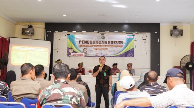 Kasi Penkum Kejati Kepri, Yusnar Yusuf, S.H., M.H., saat menyampaikan materi tentang pencegahan dan pemberantasan Tindak Pidana Perdagangan Orang (TPPO) kepada peserta kegiatan Penerangan Hukum di Kantor Kecamatan Tanjungpinang Kota, Jumat (25/07/2025). (f - penkum kejati kepri)