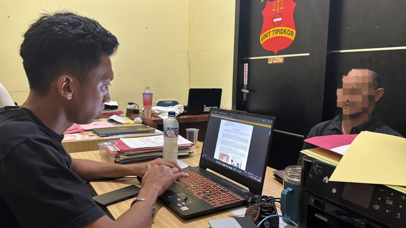 Penyidik Satuan Reserse Kriminal (Satreskrim) Polres Kepulauan Anambas saat memeriksa tersangka Pencabulan Anak. (Foto: Humas Polres Anambas)