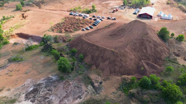 Stockpile bijih bauksit di Desa Tanjung Moco, Kabupaten Bintan, Provinsi Kepulauan Riau, dari drone, Senin (28/7/2025).