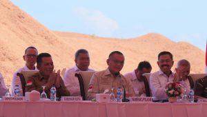 Plt. Wakil Jaksa Agung RI, Prof. Dr. Asep Nana Mulyana, S.H., M.Hum bersama Wakil Menko Polhukam Letjen TNI (Purn) Lodewijk F. Paulus dan Tim Desk Koordinasi Peningkatan Penerimaan Devisa Negara (PPDN).di Desa Tanjung Moco, Kabupaten Bintan, Provinsi Kepulauan Riau, Senin (28/7/2025).