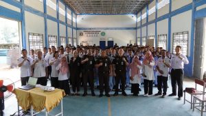 Kejaksaan Tinggi Kepulauan Riau saat menggelar Program Jaksa Masuk Sekolah (JMS) sebagai bagian dari upaya Pembinaan Masyarakat Taat Hukum (BINMATKUM) di SMKN 1 Seri Koala Lobam, Kabupaten Bintan, Selasa (29/7/2025) (f-Kejati Kepri)