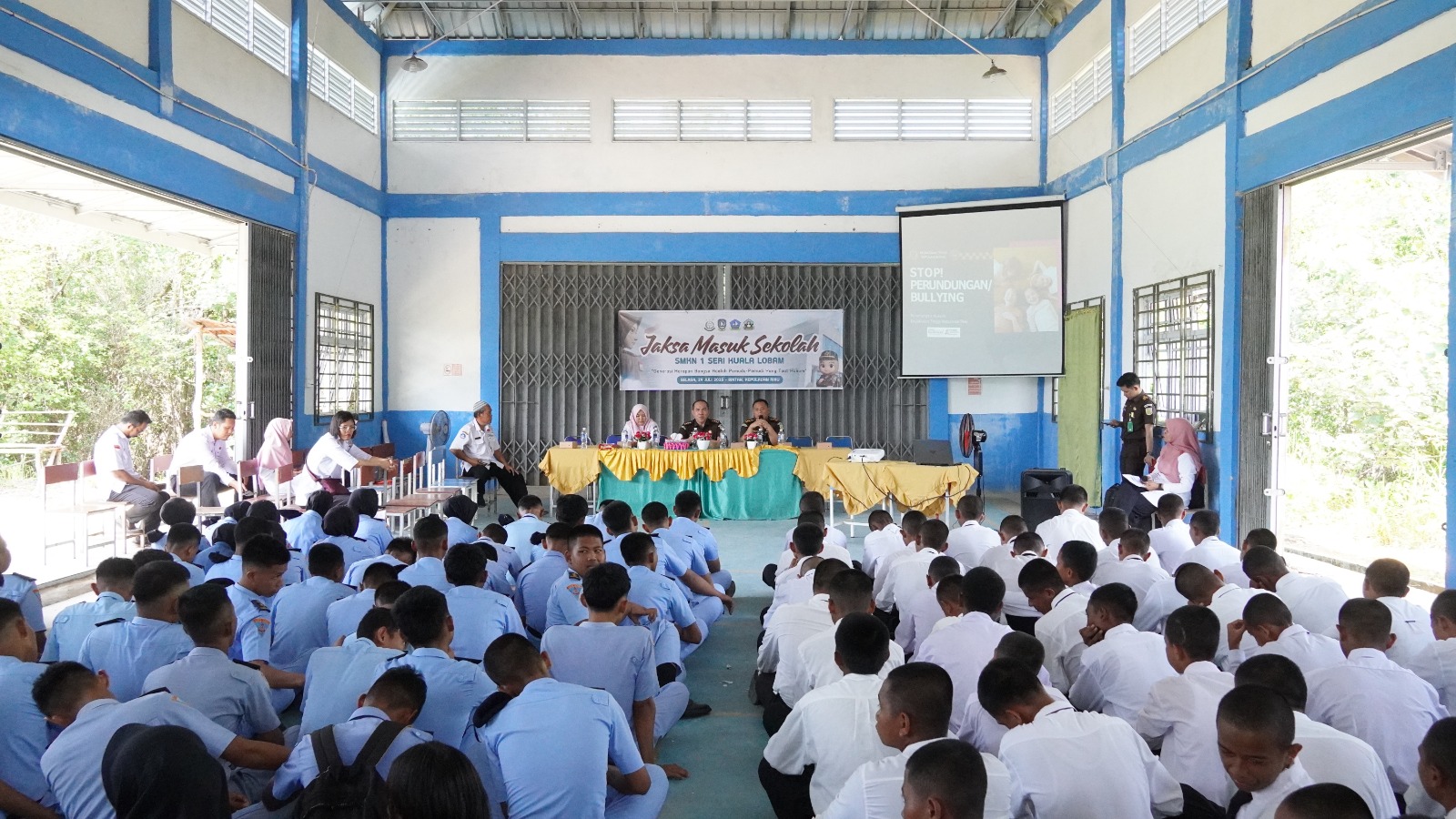 Kejaksaan Tinggi Kepulauan Riau saat menggelar Program Jaksa Masuk Sekolah (JMS) sebagai bagian dari upaya Pembinaan Masyarakat Taat Hukum (BINMATKUM) di SMKN 1 Seri Koala Lobam, Kabupaten Bintan, Selasa (29/7/2025) (f-Kejati Kepri)