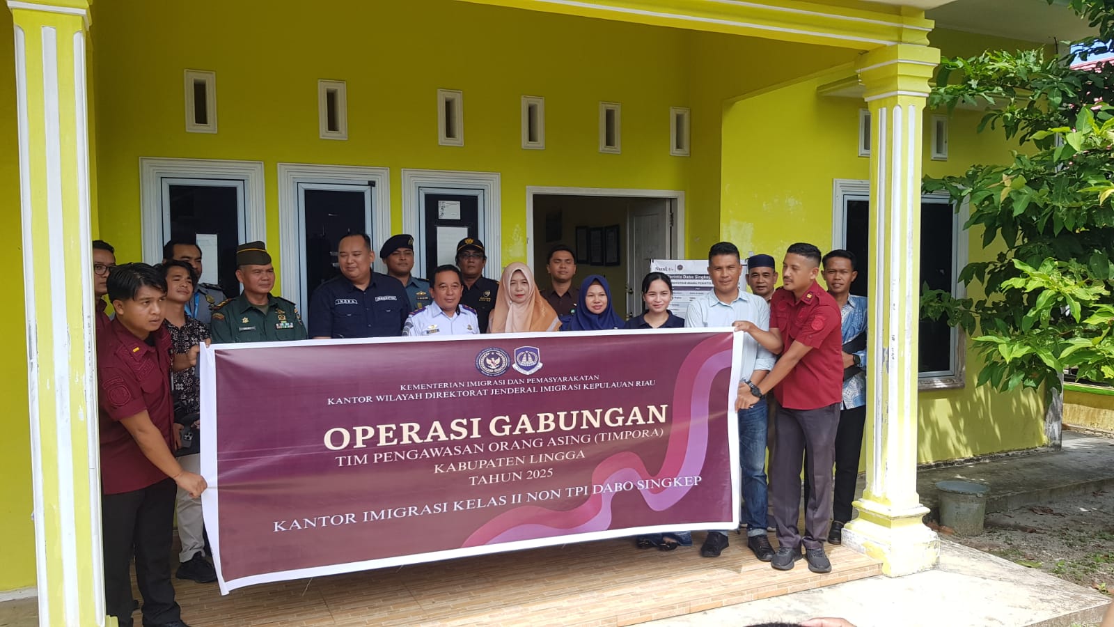 Kantor Imigrasi Kelas II Non TPI Dabo Singkep saat melakukan Pengawasan Orang Asing (TIM PORA) di Kabupaten Lingga Tahun 2025 sebagai langkah strategis memperkuat pengawasan terhadap keberadaan dan aktivitas warga negara asing (WNA) di wilayah Kabupaten Lingga.