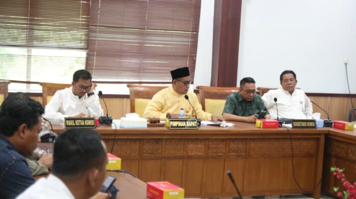 Komisi I DPRD Kota Batam menggelar Rapat Dengar Pendapat Umum (RDPU), Jumat (1/8/2025), menyikapi aduan Lembaga Suku Laut Nusantara Indonesia (LSNI) terkait penutupan akses jalan dan pembongkaran pelabuhan rakyat Pandan Bahari di Kecamatan Batu Aji. Fasilitas tersebut selama ini menjadi jalur vital bagi masyarakat Suku Laut menuju pusat kota Batam.