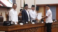 PRD Kota Batam resmi membentuk Panitia Khusus (Pansus) untuk membahas Rancangan Peraturan Daerah (Ranperda) tentang Penyelenggaraan Administrasi Kependudukan (Adminduk). Pembentukan pansus ini disepakati dalam rapat paripurna DPRD yang digelar Senin (28/7/2025)
