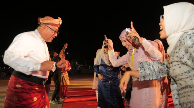 Pemerintah Kota Tanjungpinang bersama mahasiswa KKN-PPM Universitas Gadjah Mada (UGM) menggelar Festival Budaya Melayu 2025 bertajuk “Satu Melayu, Ragam Pesona Warisan” di Pelataran Tugu Sirih, Minggu (3/8).