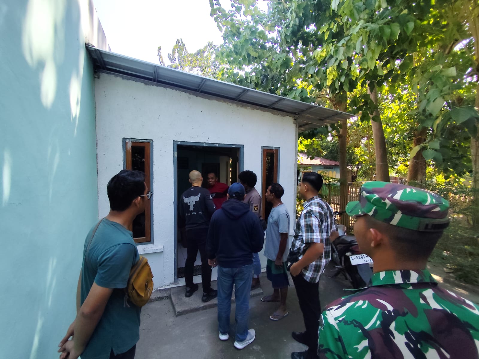 Tim Tangkap Buronan (Tabur) Kejaksaan Tinggi Kepulauan Riau bersama Kejaksaan Negeri Tanjungpinang dan Kejari Lembata saat menangkap buronan kasus pengrusakan, Herman Yosef Ola Otawolo (52), di Kelurahan Lewoleba Tengah, Kecamatan Nubatukan, Kabupaten Lembata, Provinsi Nusa Tenggara Timur, Kamis (7/8/2025) (f-Penkum Kejati Kepri)