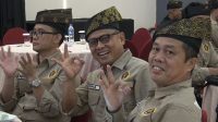 Ketua Dewan Kehormatan PWI Kepri, Parna Edison Simarmata (Tengah) bersama anggota DK PWI Kepri, dalam suatu kesempatan. (Foto: PWI Kepri)