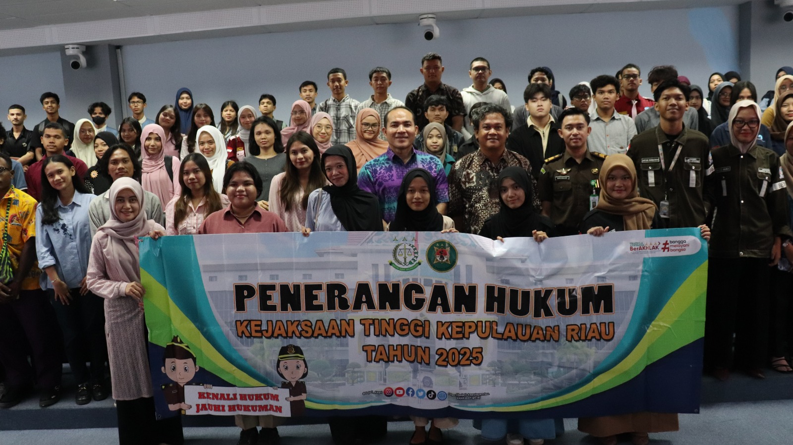 Kasi Penerangan Hukum, Yusnar Yusuf, S.H., M.H., saat Pembinaan Masyarakat Taat Hukum (BINMATKUM) melalui kegiatan “Goes To Campus” di Politeknik Negeri Batam, Kamis (8/8/2025). (F-Kejati Kepri)