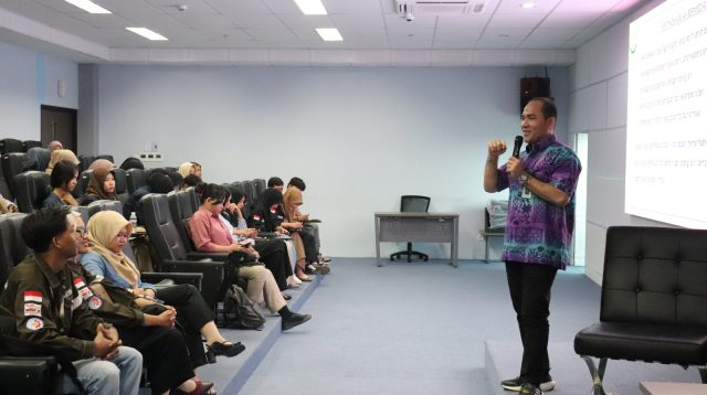 Kasi Penerangan Hukum, Yusnar Yusuf, S.H., M.H., saat Pembinaan Masyarakat Taat Hukum (BINMATKUM) melalui kegiatan “Goes To Campus” di Politeknik Negeri Batam, Kamis (8/8/2025). (F-Kejati Kepri)