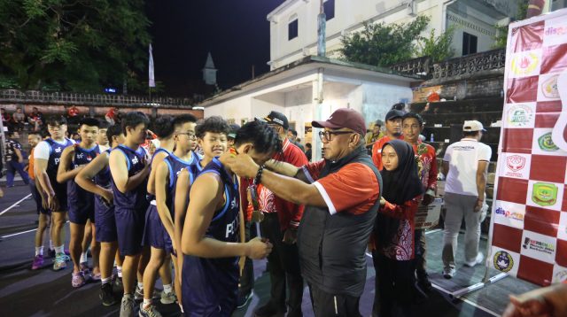 Walikota Tanjungpinang, Lis Darmansyah, saat menyematkan mendali ke pemenang POPKOT Tanjungpinang 2025. Pekan Olahraga Pelajar Kota (POPKOT) Tanjungpinang 2025 resmi berakhir, ditandai dengan Upacara Penghormatan Pemenang (UPP) cabang bola basket di Lapangan Basket Teladan, Jalan Ketapang, Senin (11/8)