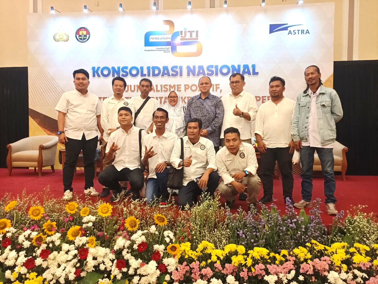 Ketua Umum IJTI Pusat Herik Kurniawan, anggota Dewan Pers Jazuli, Ketua Korwil IJTI Sumatera Gusti Yennosa, Ketua Panitia Agus Siswanto Siagian, serta perwakilan Pengda IJTI se-Sumatera berfoto bersama usai pembukaan Sarasehan Jurnalis Televisi se-Sumatera di Nongsa Point Marina & Resort, Batam, Kamis (21/8/2025).