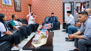 Wali Kota Tanjungpinang, Lis Darmansyah, menerima kunjungan silaturahmi Pengurus Kota Persatuan Bola Basket Seluruh Indonesia (Pengkot Perbasi) Tanjungpinang di Kantor Wali Kota, Rabu (13/8), membahas strategi pembinaan dan pengembangan olahraga basket di Tanjungpinang.