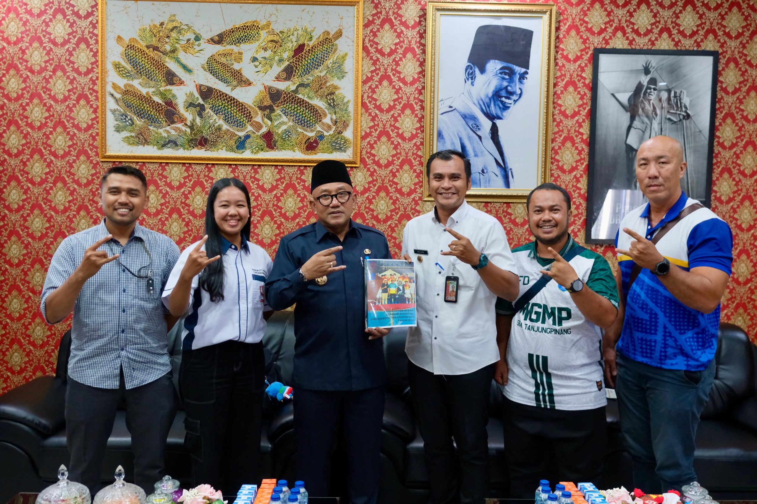 Wali Kota Tanjungpinang, Lis Darmansyah, menerima kunjungan silaturahmi Pengurus Kota Persatuan Bola Basket Seluruh Indonesia (Pengkot Perbasi) Tanjungpinang di Kantor Wali Kota, Rabu (13/8), membahas strategi pembinaan dan pengembangan olahraga basket di Tanjungpinang.