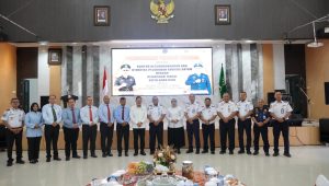 Kepala Kejati Kepri, J. Devy Sudarso (kanan), dan Kepala KSOP Khusus Batam, M. Takwim Masuku (kiri), saat menandatangani Perjanjian Kerja Sama bidang perdata dan tata usaha negara di Aula Sasana Baharuddin Lopa Kejati Kepri, Tanjungpinang, Rabu (13/8/2025)