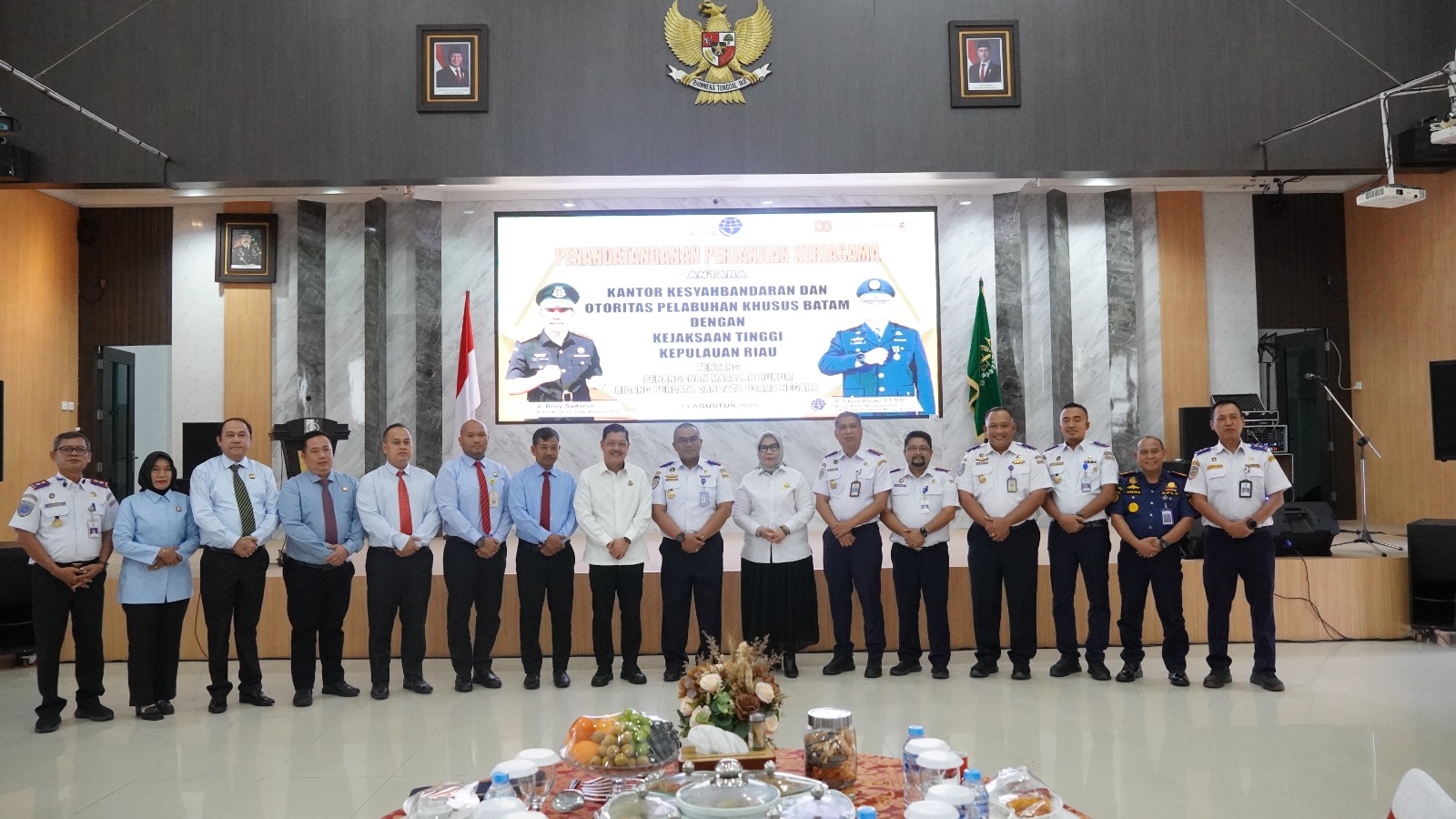 Kepala Kejati Kepri, J. Devy Sudarso (kanan), dan Kepala KSOP Khusus Batam, M. Takwim Masuku (kiri), saat menandatangani Perjanjian Kerja Sama bidang perdata dan tata usaha negara di Aula Sasana Baharuddin Lopa Kejati Kepri, Tanjungpinang, Rabu (13/8/2025)