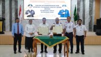 Kepala Kejati Kepri, J. Devy Sudarso (kanan), dan Kepala KSOP Khusus Batam, M. Takwim Masuku (kiri), saat menandatangani Perjanjian Kerja Sama bidang perdata dan tata usaha negara di Aula Sasana Baharuddin Lopa Kejati Kepri, Tanjungpinang, Rabu (13/8/2025)