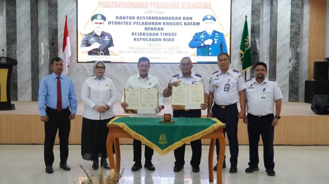 Kepala Kejati Kepri, J. Devy Sudarso (kanan), dan Kepala KSOP Khusus Batam, M. Takwim Masuku (kiri), saat menandatangani Perjanjian Kerja Sama bidang perdata dan tata usaha negara di Aula Sasana Baharuddin Lopa Kejati Kepri, Tanjungpinang, Rabu (13/8/2025)