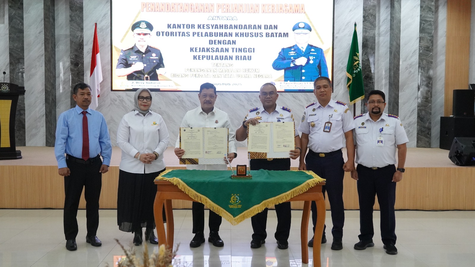 Kepala Kejati Kepri, J. Devy Sudarso (kanan), dan Kepala KSOP Khusus Batam, M. Takwim Masuku (kiri), saat menandatangani Perjanjian Kerja Sama bidang perdata dan tata usaha negara di Aula Sasana Baharuddin Lopa Kejati Kepri, Tanjungpinang, Rabu (13/8/2025)