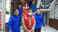 Petugas Kejaksaan Negeri Bintan menggiring sejumlah tersangka kasus dugaan korupsi penyimpangan PNBP jasa kepelabuhan atas kapal Rig SETIA menuju mobil tahanan usai diperiksa di kantor Kejari Bintan, Kamis (14/8/2025).