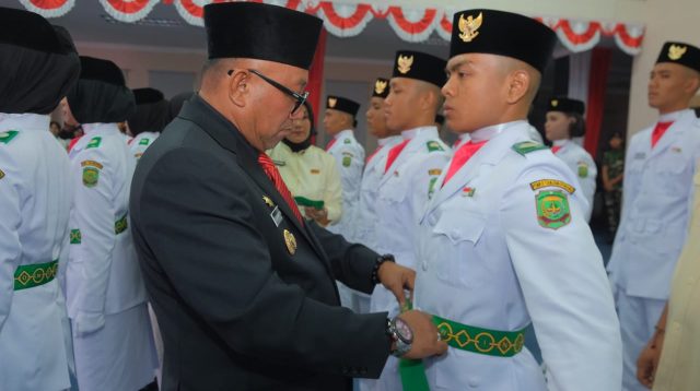 Wali Kota Tanjungpinang Lis Darmansyah memasangkan kendik kepada salah satu anggota Paskibraka Kota Tanjungpinang 2025 dalam prosesi pengukuhan di Aula Sultan Sulaiman Badrul Alamsyah, Jumat (15/8) sore.