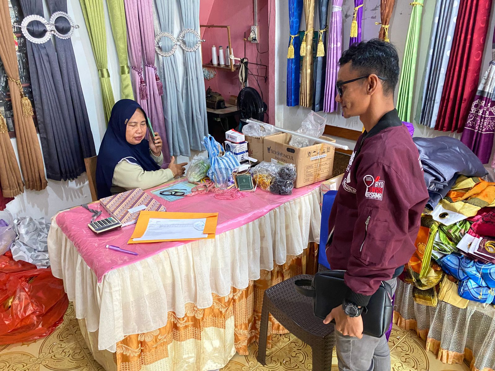 Petugas Bawaslu Kabupaten Lingga melakukan uji petik pemutakhiran data pemilih berkelanjutan dengan mendatangi warga secara langsung, guna memastikan akurasi dan validitas data pemilih menjelang pemilu mendatang. (F-Toni)