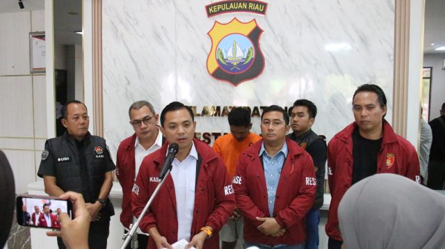 Kasat Reskrim Polresta Barelang, Kompol M. Debby Tri Andrestian, didampingi jajaran, memberikan keterangan pers terkait pengungkapan kasus pemerkosaan dan perampokan bermula dari rayuan di media sosial, di Mapolresta Barelang, Selasa (19/8/2025).