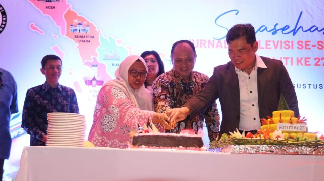Ketua Umum IJTI Herik Kurniawan bersama Koordinator Wilayah Sumatera Gusti Yennosa dan Wakapolda Kepri Brigjen Pol. Anom Wibowo memotong tumpeng sebagai simbol perayaan HUT ke-27 IJTI dalam Sarasehan Jurnalis Televisi se-Sumatera di Batam, Kamis (21/8/2025) malam