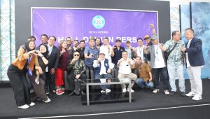 Akhmad Munir bersama Atal S. Depari berpose bersama jajaran tokoh PWI usai menyerahkan berkas pencalonan ke Tim Verifikasi Kongres PWI 2025 di Hall Dewan Pers, Jakarta, Jumat (22/8/2025).