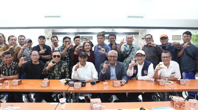 Akhmad Munir bersama Atal S. Depari berpose bersama jajaran tokoh PWI usai menyerahkan berkas pencalonan ke Tim Verifikasi Kongres PWI 2025 di Hall Dewan Pers, Jakarta, Jumat (22/8/2025).