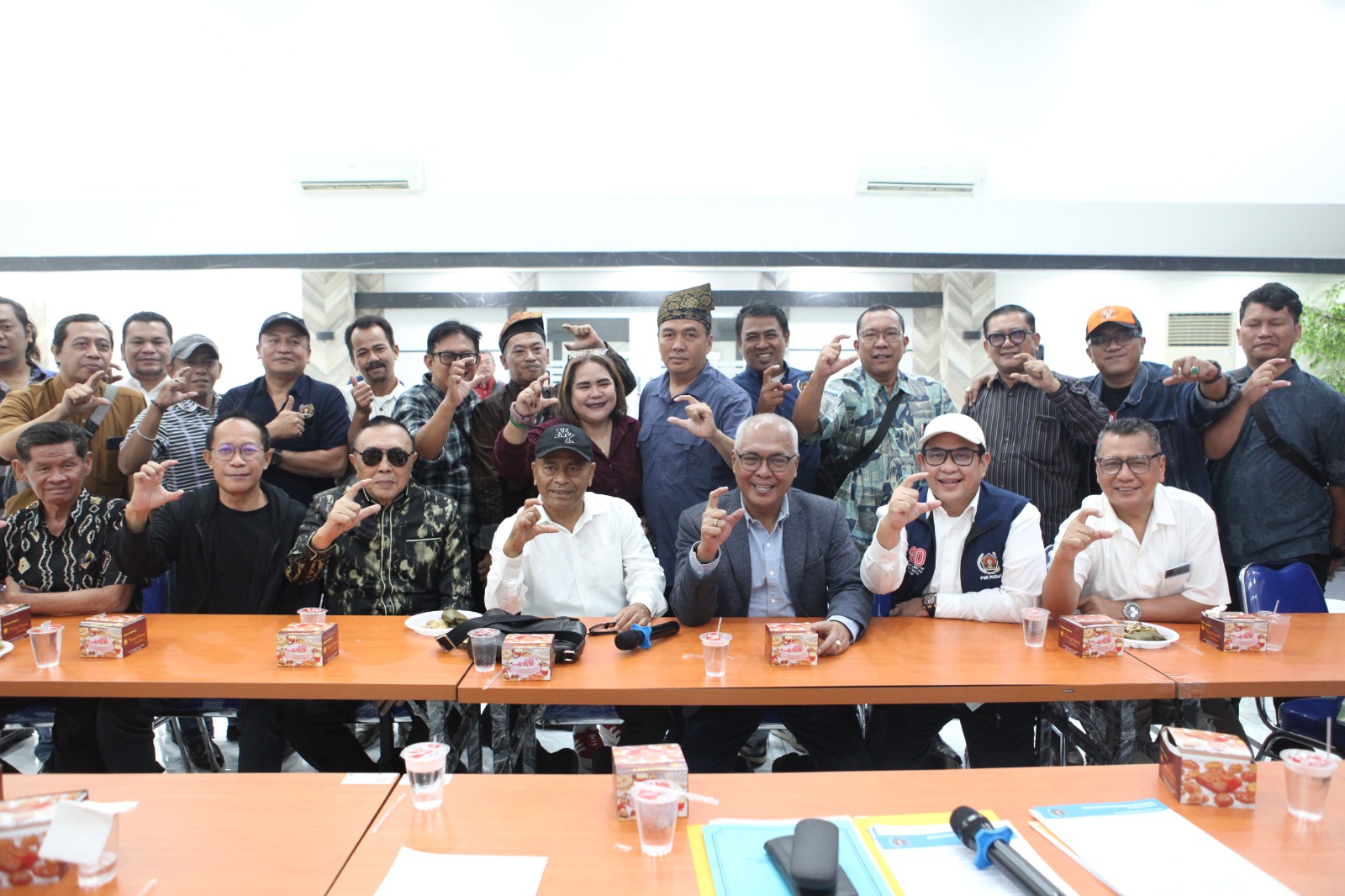 Akhmad Munir bersama Atal S. Depari berpose bersama jajaran tokoh PWI usai menyerahkan berkas pencalonan ke Tim Verifikasi Kongres PWI 2025 di Hall Dewan Pers, Jakarta, Jumat (22/8/2025).