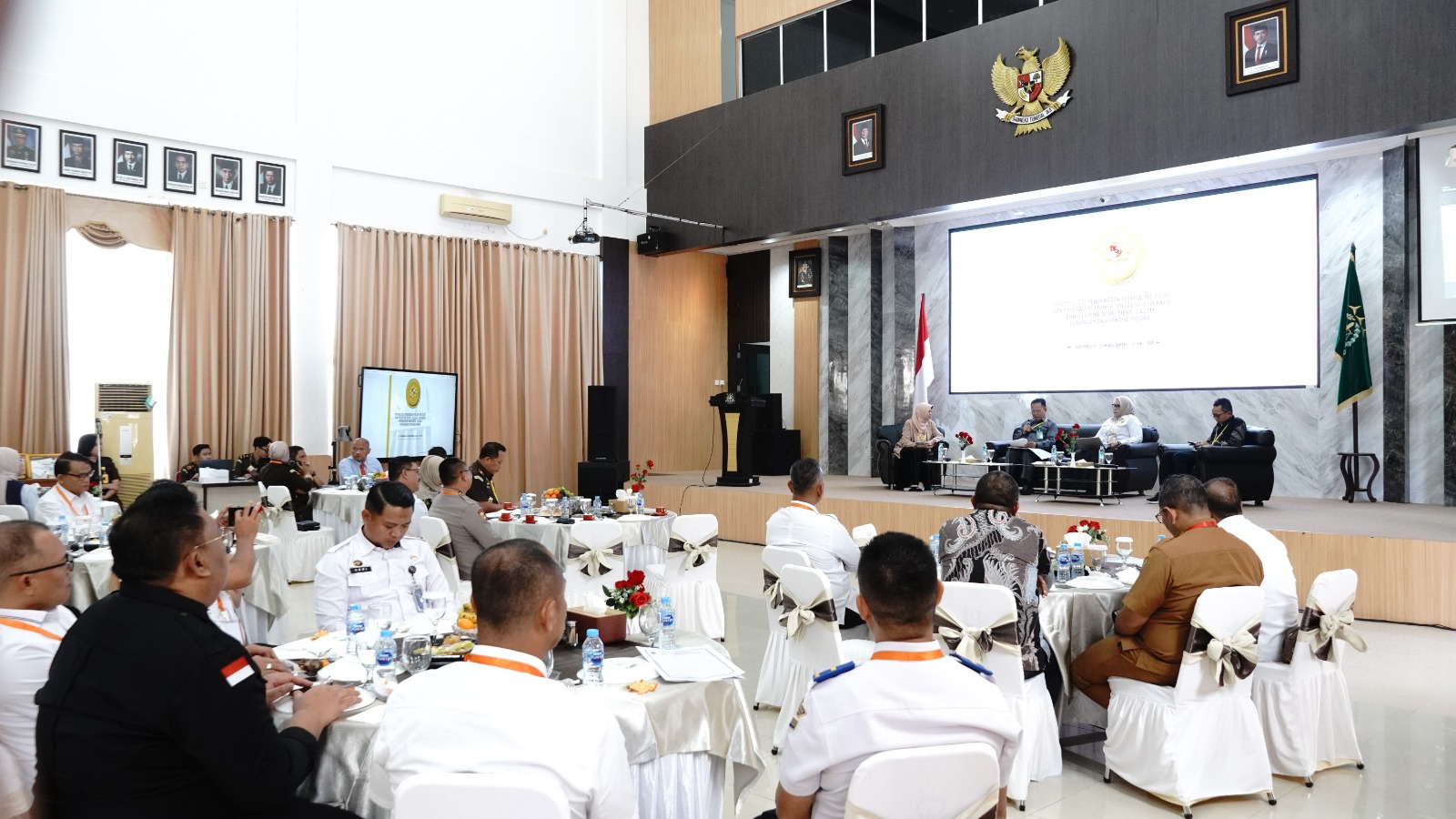 Kepala Kejaksaan Tinggi Kepulauan Riau, J. Devy Sodarso, menyampaikan keynote speech pada Seminar Ilmiah bertema “Optimalisasi Follow the Asset dan Follow the Money melalui Deferred Prosecution Agreement dalam Penanganan Perkara Pidana” di Aula Sasana Baharuddin Lopa, Tanjungpinang, Selasa (26/8/2025). Kepala Kejaksaan Tinggi Kepulauan Riau, J. Devy Sodarso, menyampaikan keynote speech pada Seminar Ilmiah bertema “Optimalisasi Follow the Asset dan Follow the Money melalui Deferred Prosecution Agreement dalam Penanganan Perkara Pidana” di Aula Sasana Baharuddin Lopa, Tanjungpinang, Selasa (26/8/2025).