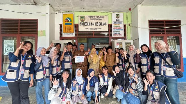 Foto Bersama Kepala Sekolah dan Guru SD Negeri 006 Galang, Kota Batam dalam kegiatan Sosialisasi Anti Bullying dan Penanaman Cita-Cita.