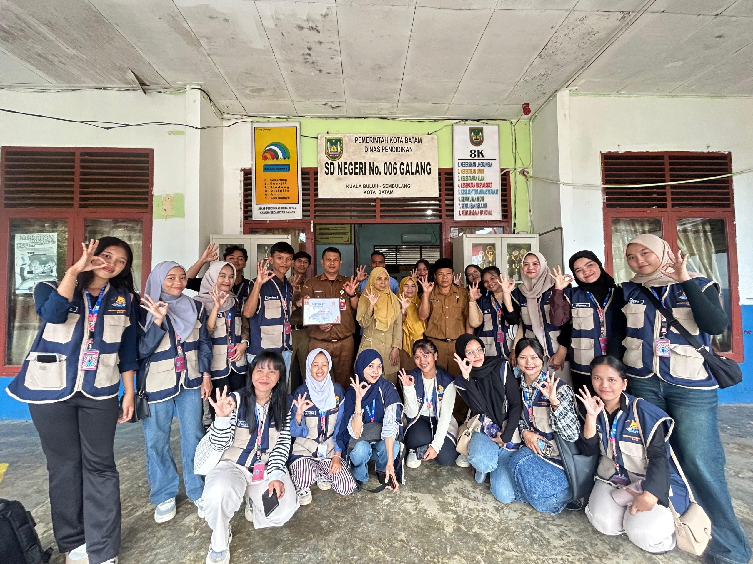 Foto Bersama Kepala Sekolah dan Guru SD Negeri 006 Galang, Kota Batam dalam kegiatan Sosialisasi Anti Bullying dan Penanaman Cita-Cita.