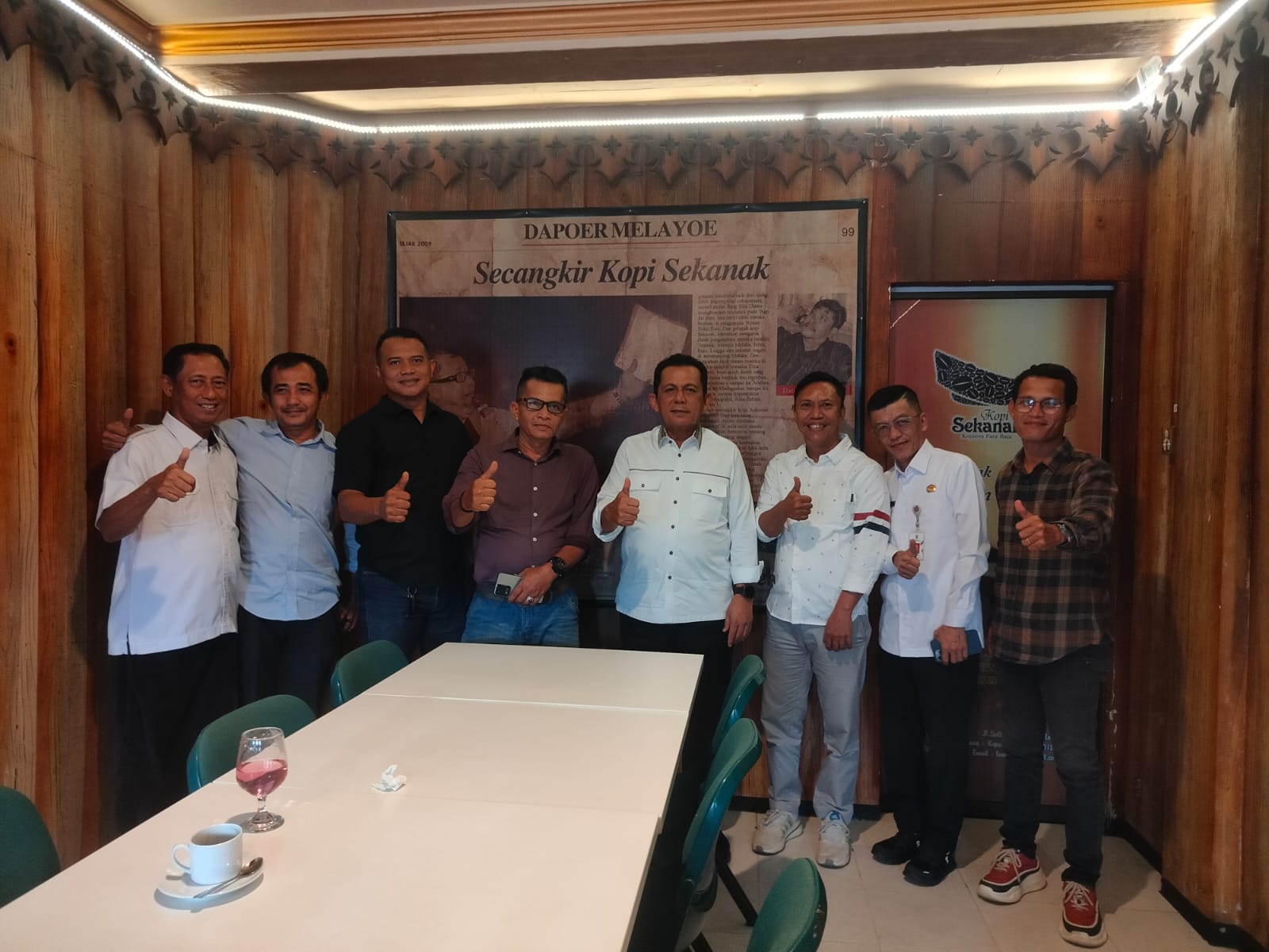 Gubernur Kepulauan Riau H. Ansar Ahmad berfoto bersama panitia RDK Award 2025 usai pertemuan di Kedai Kopi Dapoer Melayu, Tanjungunggat, Tanjungpinang, Selasa (26/8/2025). (F-RDK Award)