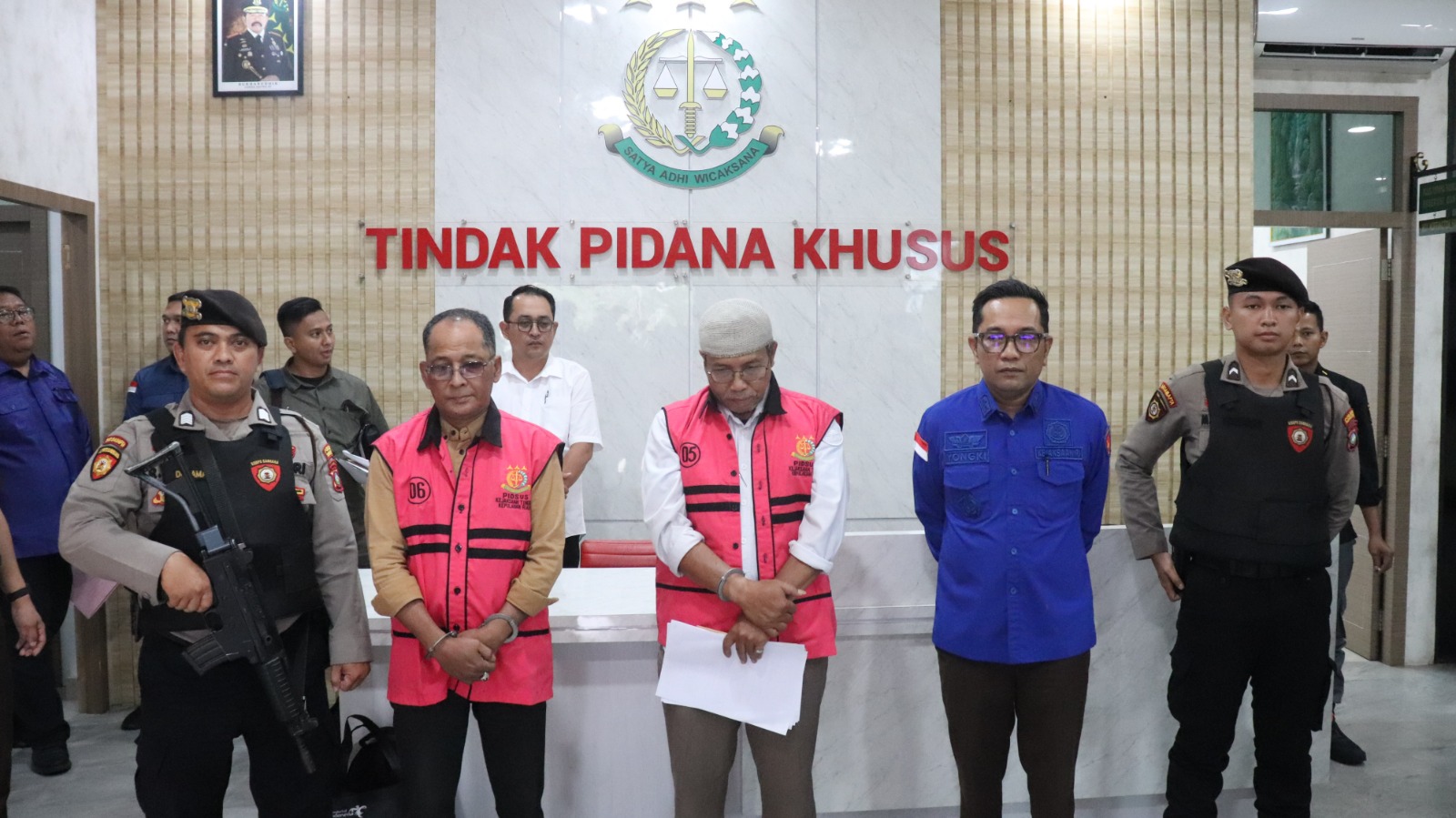 Dua tersangka kasus dugaan korupsi pengaturan barang kena cukai di BP Karimun, YI dan DA, saat dihadapkan tim penyidik Kejati Kepri sebelum dititipkan ke Rutan Tanjungpinang, Kamis (28/8/2025). (Humas Kejati Kepri) Dua tersangka kasus dugaan korupsi pengaturan barang kena cukai di BP Karimun, YI dan DA, saat dihadapkan tim penyidik Kejati Kepri sebelum dititipkan ke Rutan Tanjungpinang, Kamis (28/8/2025). (Humas Kejati Kepri)