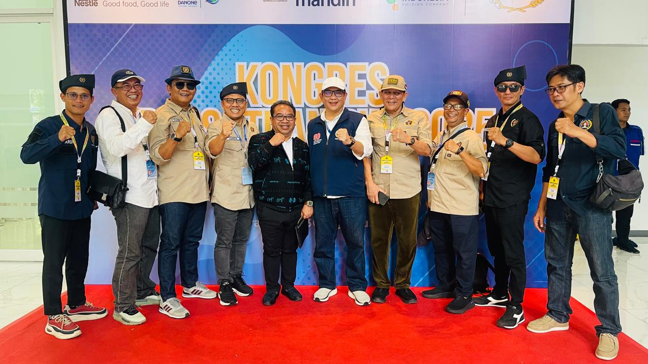 Pengurus PWI kabupaten kota dibawah kepemimpinan PWI Kepri Saibansyah Dardani, saat foto bersama Ketua PWI Hasil KLB, Zulmansyah Sekedang, di Kongres Persatuan PWI 2025, di Komdigi, Cikarang, Bekasi, Sabtu (30/8/2025) gerbong Zulmansyah solid dukung Cak Munir dan Atal di Kongres itu. (Foto: PWI)