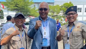 Ketua PWI Kepri; Saibansah Dardani, Ketua PWI Pusat; Achmad Munir dan Ketua DK PWI Kepri; Parna Edison Simarmata di sela Kongres Persatuan PWI di Cikarang, Sabtu (30/8/2025)