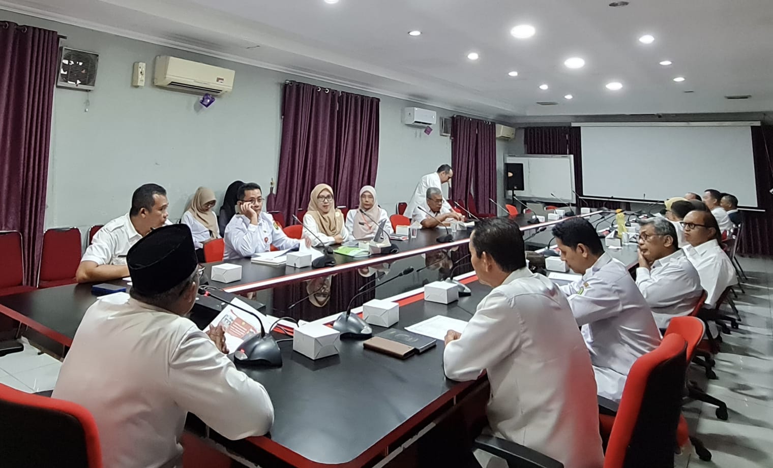 Badan Perencanaan Pembangunan, Penelitian dan Pengembangan (Bappelitbang) Kota Tanjungpinang saat menggelar Sosialisasi Kebijakan Dana Alokasi Khusus (DAK) Tahun 2026 dan Desk Penginputan Usulan DAK Kota Tanjungpinang Tahun Anggaran 2026. Kegiatan berlangsung luring di Ruang Rapat Utama Bappelitbang, Rabu (20/8/2025)