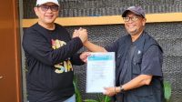 Saiban menyerahkan surat dukungan PWI Kepri kepada Ketua Umum PWI Pusat hasil KLB, Zulmansyah Sekedang.