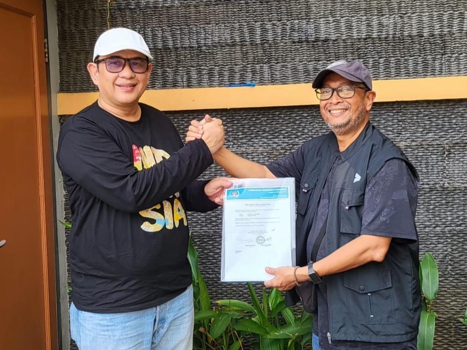Saiban menyerahkan surat dukungan PWI Kepri kepada Ketua Umum PWI Pusat hasil KLB, Zulmansyah Sekedang.