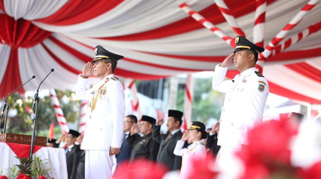 Wali Kota Batam, Amsakar Achmad, memberikan penghormatan sebagai inspektur upacara pada peringatan HUT ke-80 Kemerdekaan RI di Dataran Engku Putri, Batam Centre, Minggu (17/8/2025). Upacara berlangsung khidmat dengan pengibaran Sang Merah Putih oleh Paskibraka Kota Batam di hadapan ribuan masyarakat yang hadir.
