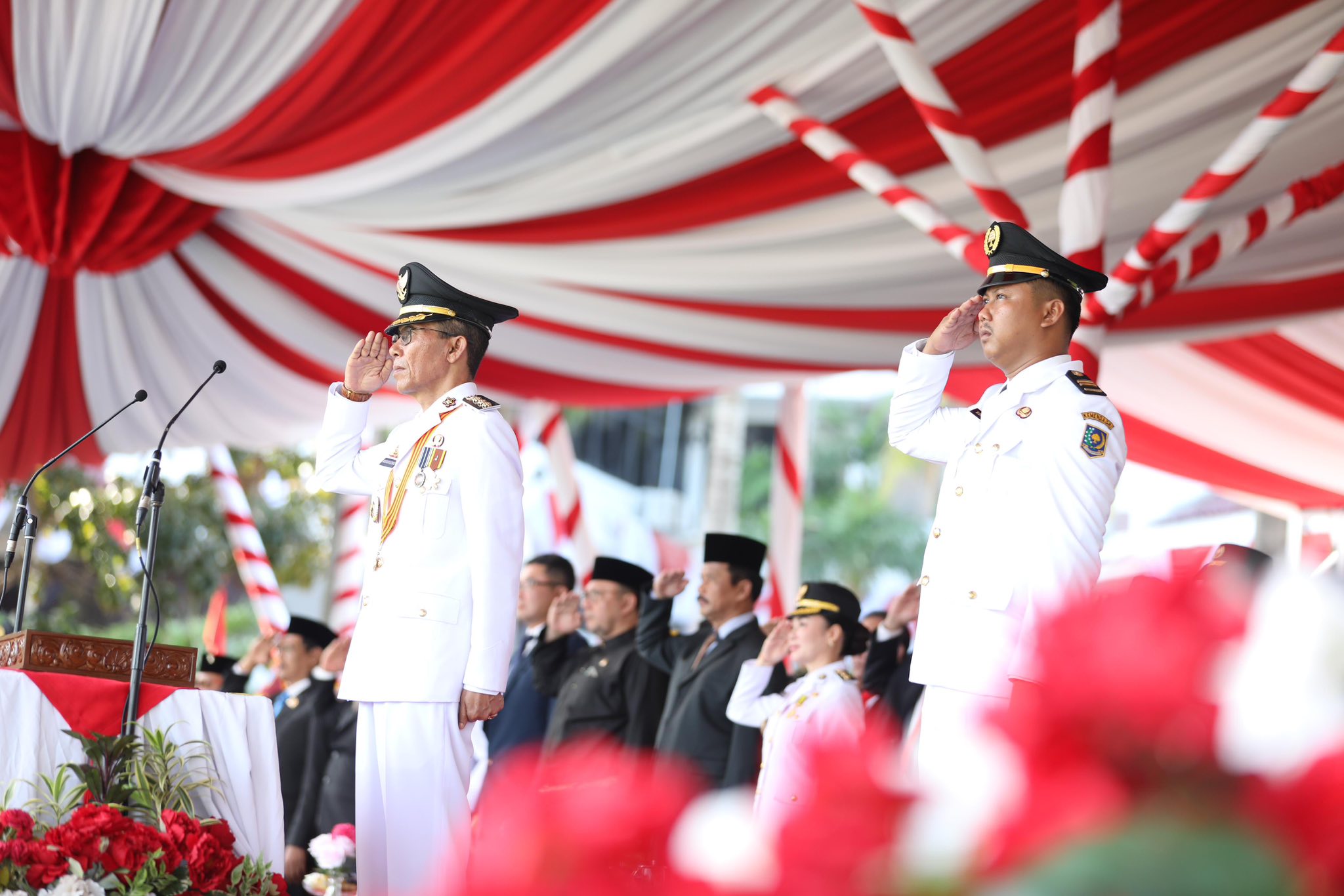 Wali Kota Batam, Amsakar Achmad, memberikan penghormatan sebagai inspektur upacara pada peringatan HUT ke-80 Kemerdekaan RI di Dataran Engku Putri, Batam Centre, Minggu (17/8/2025). Upacara berlangsung khidmat dengan pengibaran Sang Merah Putih oleh Paskibraka Kota Batam di hadapan ribuan masyarakat yang hadir.