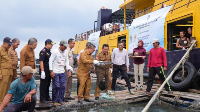 Gubernur Kepri Ansar Ahmad dan Wakil Gubernur Kepri Nanyang Haris secara simbolis melepas ekspor perdana tujuh ton ikan kerapu ke Hongkong di Pulau Sirai, Bintan, Senin (15/9/2025). Ekspor ini menandai beroperasinya kembali jalur ekspor perikanan Kepri setelah sempat terhenti selama tujuh bulan.