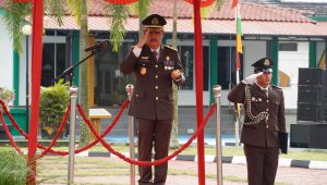 Kepala Kejaksaan Tinggi Kepulauan Riau, J. Devy Sudarso, memimpin upacara peringatan Hari Lahir Kejaksaan RI ke-80 di halaman kantor Kejati Kepri, Tanjungpinang, Selasa (2/9/2025).
