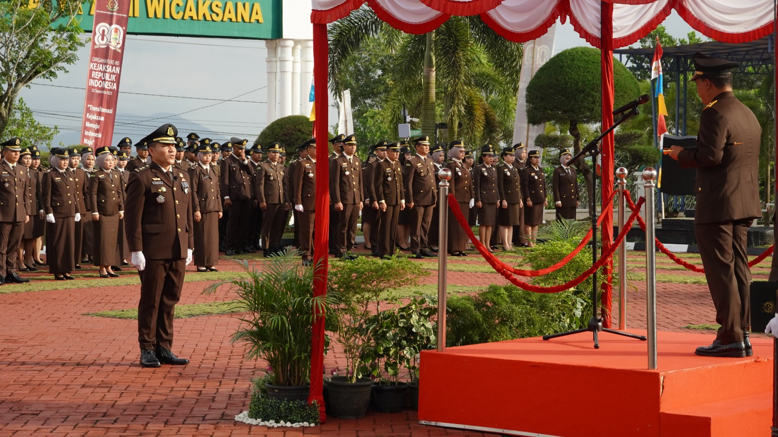 Kepala Kejaksaan Tinggi Kepulauan Riau, J. Devy Sudarso, memimpin upacara peringatan Hari Lahir Kejaksaan RI ke-80 di halaman kantor Kejati Kepri, Tanjungpinang, Selasa (2/9/2025). Upacara diikuti jajaran pejabat, pegawai, serta pengurus Ikatan Adhyaksa Dharmakarini (IAD) wilayah dan daerah. (Foto: Kejati Kepri) Kepala Kejaksaan Tinggi Kepulauan Riau, J. Devy Sudarso, memimpin upacara peringatan Hari Lahir Kejaksaan RI ke-80 di halaman kantor Kejati Kepri, Tanjungpinang, Selasa (2/9/2025). Upacara diikuti jajaran pejabat, pegawai, serta pengurus Ikatan Adhyaksa Dharmakarini (IAD) wilayah dan daerah. (Foto: Kejati Kepri)