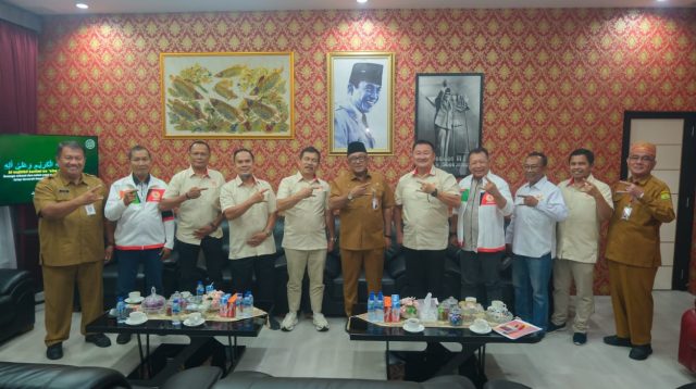 Wali Kota Tanjungpinang, Lis Darmansyah, saat menerima kunjungan silaturahmi jajaran pengurus Komite Olahraga Nasional Indonesia (KONI) Kepri, Senin (1/9). (F-Pemkot Tanjungpinang)