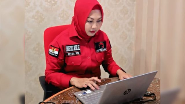 Ketua DPC PDI Perjuangan Tanjungpinang, Yuniarni Pustoko Weni, saat mengikuti ujian psikotes penyaringan Ketua DPC PDI Perjuangan secara daring, yang digelar DPP PDI Perjuangan, Kamis (11/9/2025) (F-Mirna)